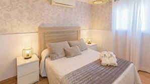 Une chambre à coucher avec un lit, des lampes de chevet et une table de nuit.