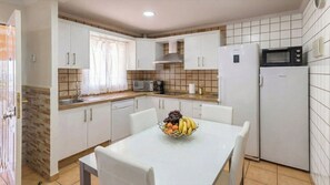 Fridge, microwave, oven, stovetop - Casa María de Vélez Almayate Alto by Ruralidays (Málaga)
