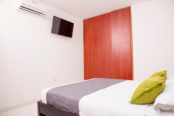 Escritorio, wifi gratis y ropa de cama