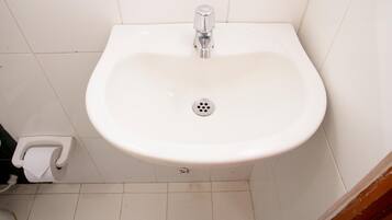 Douche, serviettes fournies, savon, shampoing
