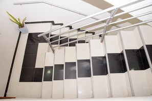 Regadera, toallas, jabón, shampoo