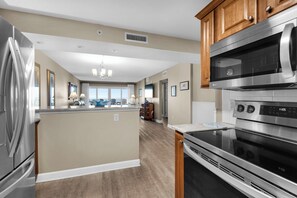 Frigorifero, microonde, forno, piano cottura