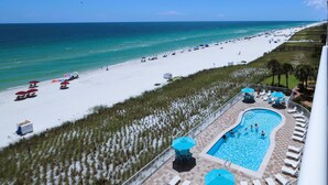 A beach resort with a swimming pool, beach umbrellas, and lounge chairs. - Sandy Key 731: 3 BR/2 BA Perdido Key Beachfront Condo, On-Site Rental Office, Sleeps 8 (Pensacola)