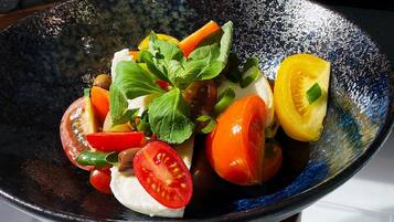 Insalata fresca con pomodori, carote e basilico.