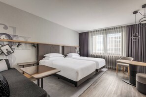 Habitación Deluxe, 2 camas individuales | Caja de seguridad en la habitación y escritorio