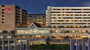 A Marriott hotel with a Sheraton building adjacent to it. - Frankfurt Airport Marriott Hotel (Frankfurt)