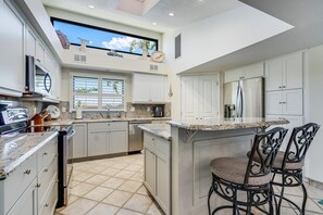 Fridge, microwave, oven, stovetop - Longboat Key , Beach , Pool , Dock , Canal , Boat Access. Kayak rentals, Fishing (Longboat Key)