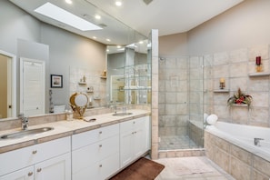 Combined shower/tub, jetted tub, hair dryer, towels - Longboat Key , Beach , Pool , Dock , Canal , Boat Access. Kayak rentals, Fishing (Longboat Key)