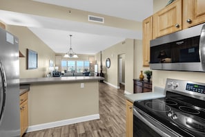 Frigorifero, microonde, forno, piano cottura