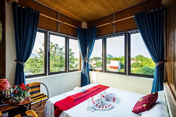 Superior Double Room | In-room safe, desk, blackout curtains, soundproofing - Hang Mua Central Homestay (Hoa Lu)