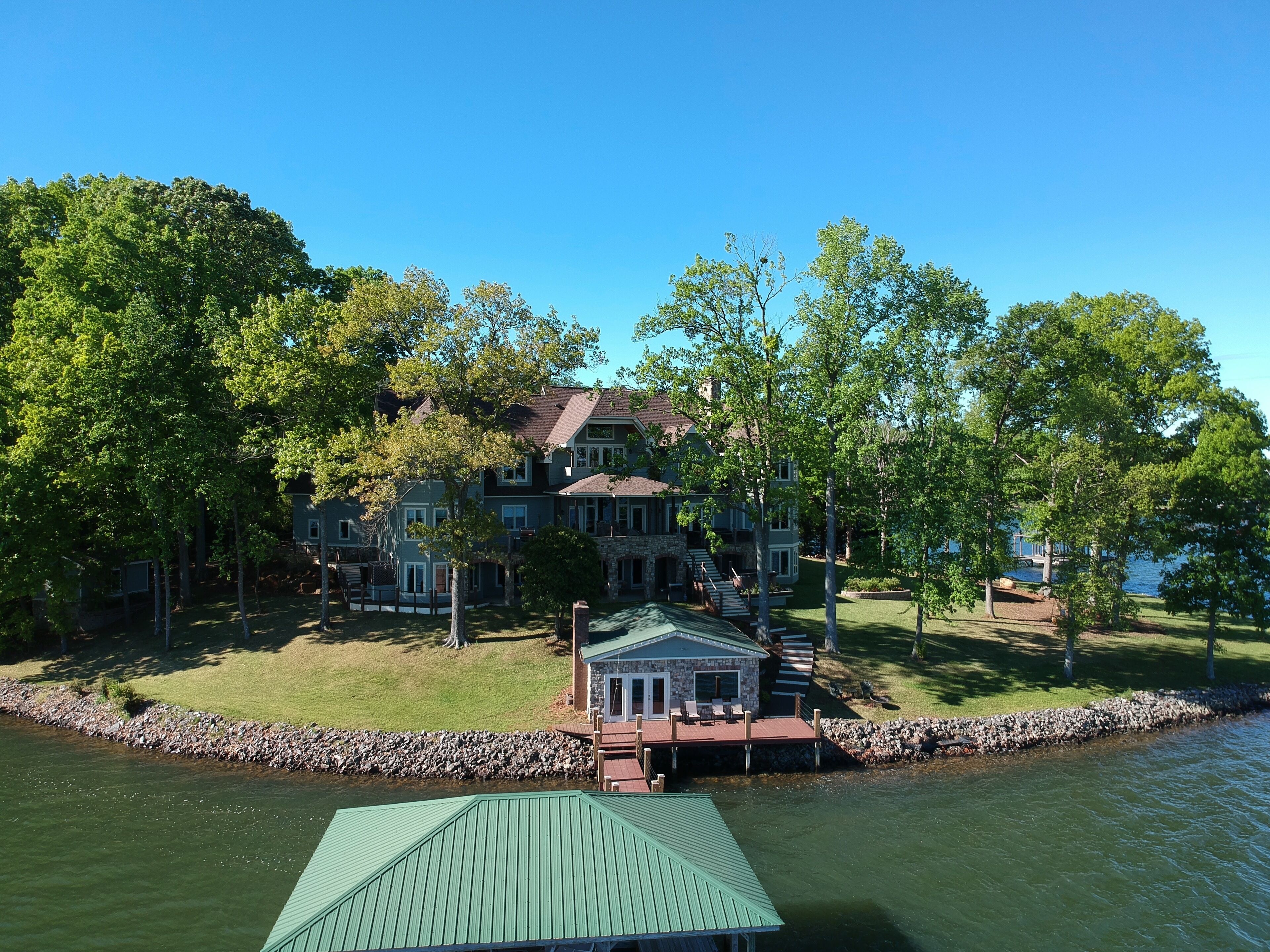 Seven bedroom family estate on Lake Norman