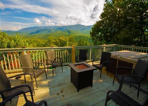 Best view around! 3 pools, pickleball, minutes to zip lining, hiking & downtown.