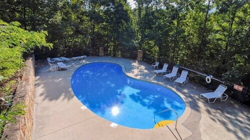 Best view around! 3 pools, pickleball, minutes to zip lining, hiking & downtown.