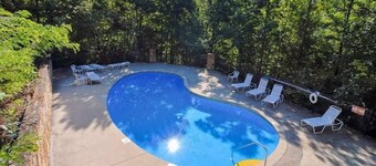Best view around! 3 pools, pickleball, minutes to zip lining, hiking & downtown.