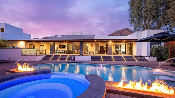 A modern house with a swimming pool, outdoor seating, and a fire feature. - Luxury Camelback Mountain Views, Theater, Sauna, Heated Pool, Spa (Phoenix)