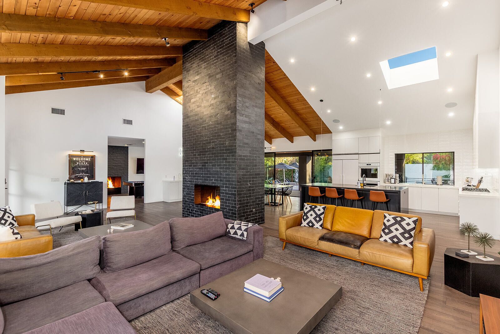 Televisión, chimenea, futbolito y tenis de mesa 