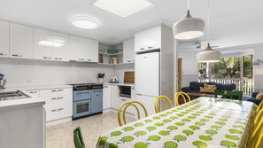 Micro-ondes, lave-vaisselle, chaise haute