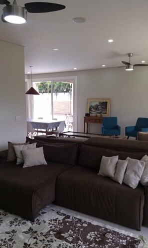 Smart TV, fireplace - Wonderful house with pool in the gated community Ubatuba Country (Ubatuba)