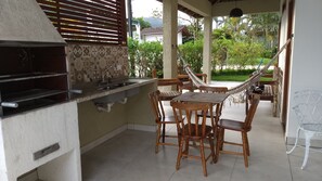 Outdoor dining - Wonderful house with pool in the gated community Ubatuba Country (Ubatuba)