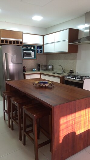 Geladeira, micro-ondas, fogão, cooktop