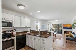 Fridge, microwave, oven, stovetop - Perfect Year-Round! 2nd floor golf course condo, pool & hot tub, close to beach (Pawleys Island)