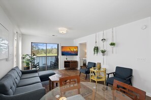 Smart TV, Netflix, streaming services - Perfect Year-Round! 2nd floor golf course condo, pool & hot tub, close to beach (Pawleys Island)