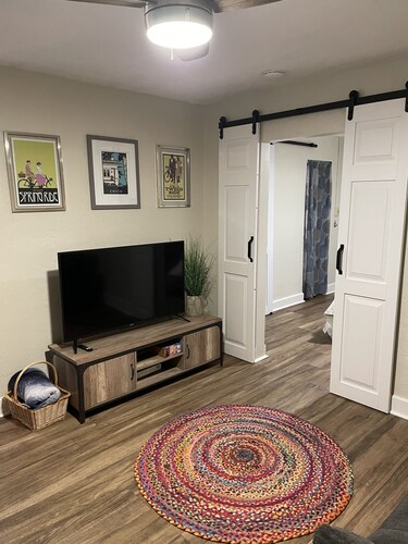 Parkside Cottage on Bidwell Park! Enjoy the trails and perfect location to all!