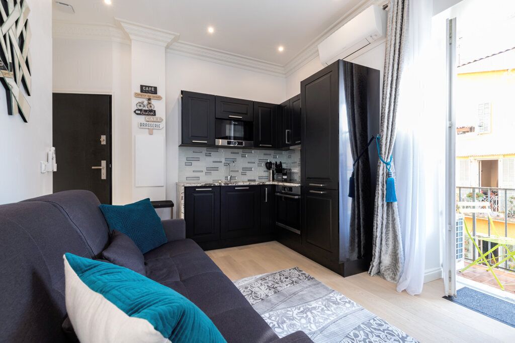 STYLISH, 2 BALCONIES,  RENOVATED ON RUE ROSSETTI OLD TOWN 2BR/2BA