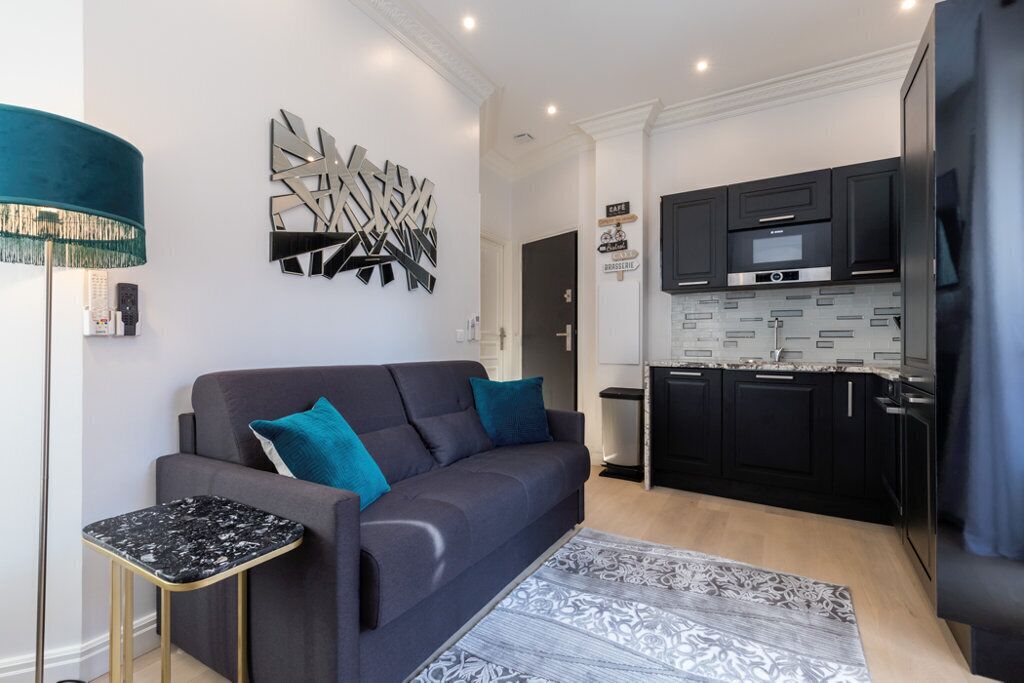 STYLISH, 2 BALCONIES,  RENOVATED ON RUE ROSSETTI OLD TOWN 2BR/2BA