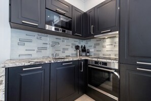 Coffee/tea maker, fridge, microwave, oven