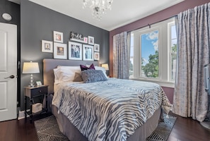 Blackout curtains, soundproofing, iron/ironing board, free WiFi - The Kenwood Gables B&B (St. Petersburg)