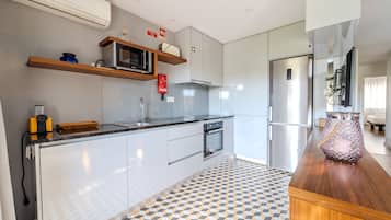 Jääkaappi, mikroaaltouuni, uuni, kahvin-/teenkeitin