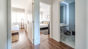 Ein Hotelzimmer mit Bett, Nachttisch, Spiegel und Bad mit Waschbecken und Toilette.