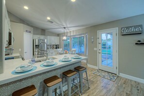 Fridge, microwave, oven, stovetop - Ideal for Golfers/Hikers/Bikers: MT Views, RESORT Living, Pvt Pool w/Opt Heat, Putting Green (Mesa)