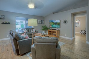 Smart TV, fireplace, DVD player, books - Ideal for Golfers/Hikers/Bikers: MT Views, RESORT Living, Pvt Pool w/Opt Heat, Putting Green (Mesa)