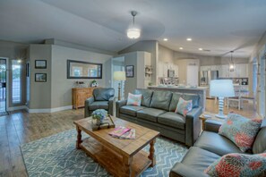 Smart TV, fireplace, DVD player, books - Ideal for Golfers/Hikers/Bikers: MT Views, RESORT Living, Pvt Pool w/Opt Heat, Putting Green (Mesa)