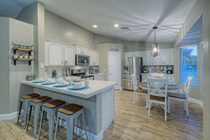 Fridge, microwave, oven, stovetop - Ideal for Golfers/Hikers/Bikers: MT Views, RESORT Living, Pvt Pool w/Opt Heat, Putting Green (Mesa)
