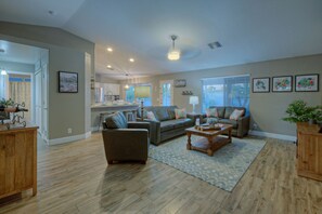 Smart TV, fireplace, DVD player, books - Ideal for Golfers/Hikers/Bikers: MT Views, RESORT Living, Pvt Pool w/Opt Heat, Putting Green (Mesa)