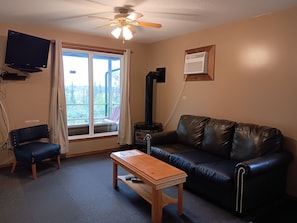 Familiehytte, 2 soverom, utsikt mot innsjø | Oppholdsområde | En 40-tommers LED-TV med kabel-kanaler samt TV