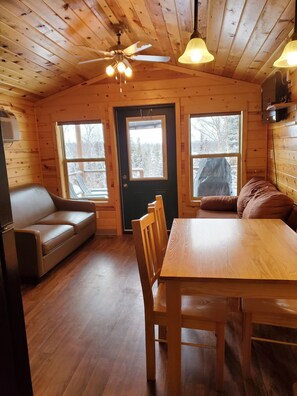 Chalet rustique familial, 2 chambres, vue sur le lac | Aire de séjour | Téléviseur à DEL de 40 po avec télévision par cùble, téléviseur