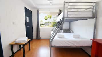 Habitación triple, baño privado | 1 habitación, wifi gratis y ropa de cama