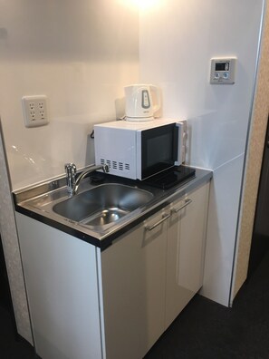 Tủ lạnh nhỏ, lò vi sóng