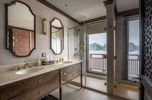 皇家套房, 1 张特大床, 海洋景观 (Regency Suite (3D2N)) | 浴室 | 独立的浴缸和淋浴、吹风机、浴袍、拖鞋