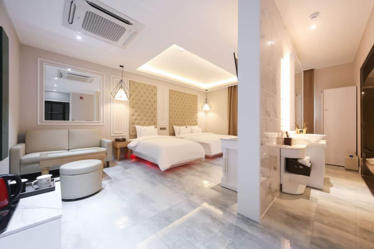 VIP Twin Room (Extra Person Fee Check On-site) | Tirai kedap cahaya, kedap suara, Wi-Fi gratis, dan seprai linen