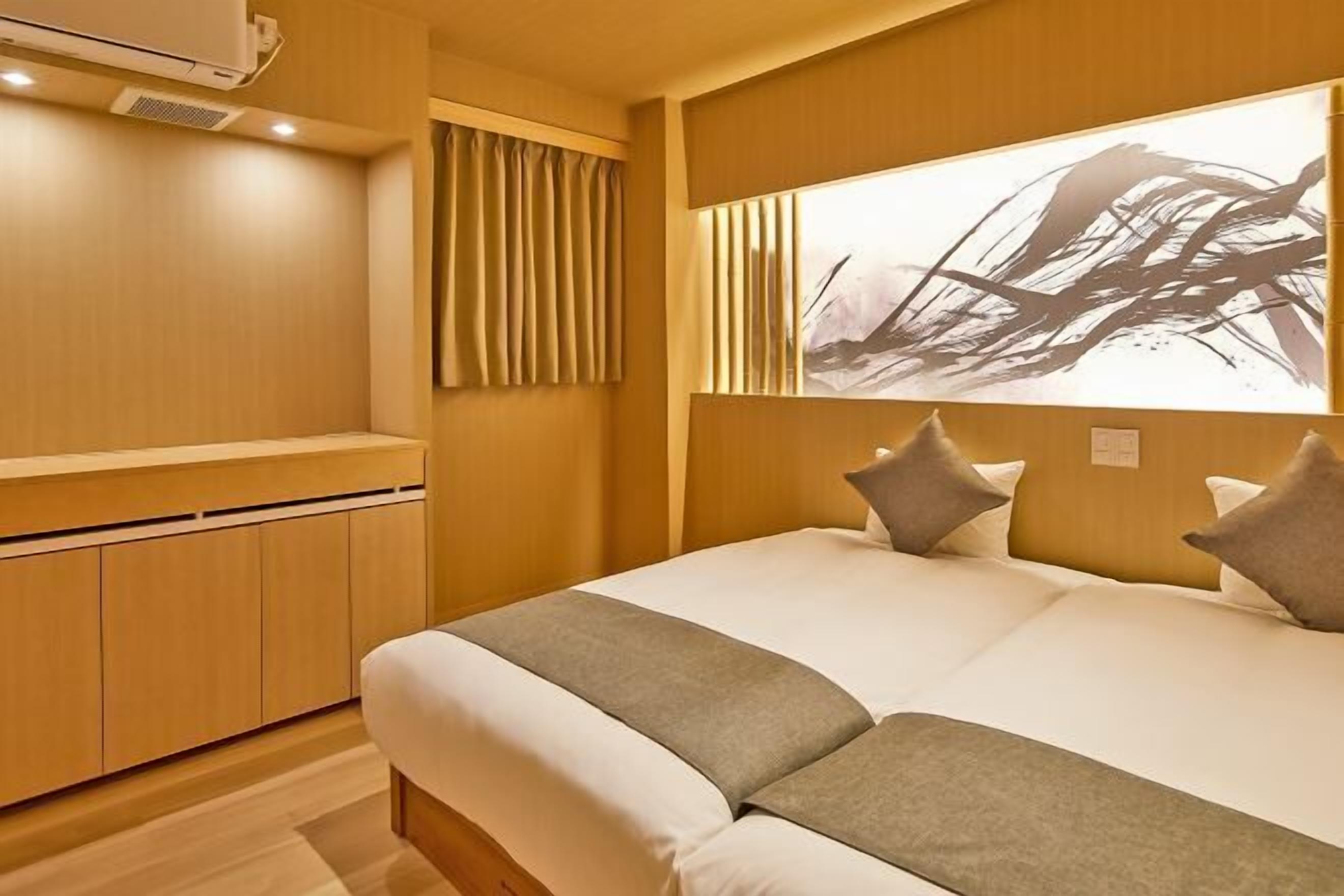 In-room safe, soundproofing, free WiFi, bed sheets