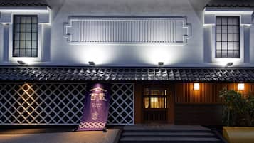 住宿正面 (夜晚)