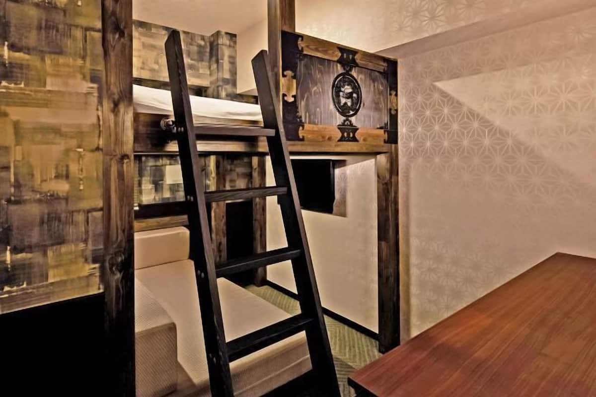 1 dormitori, caixa forta a l'habitació i habitacions insonoritzades