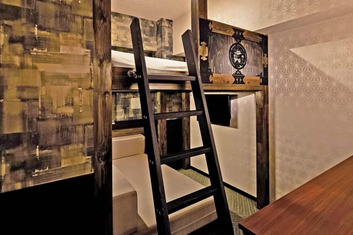 Economy-Zimmer (1 Single bed, and Upper bank bed)