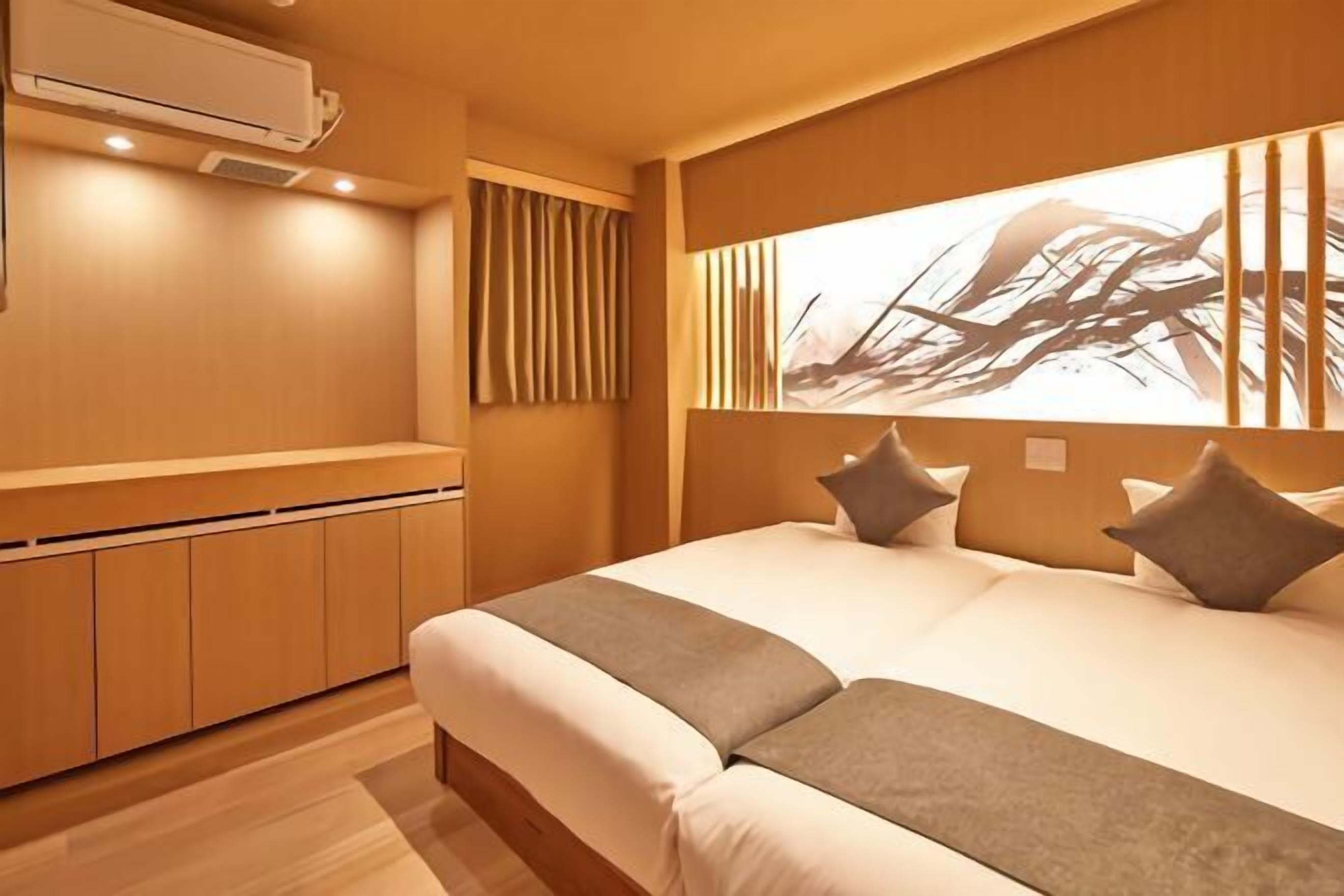 In-room safe, soundproofing, free WiFi, bed sheets