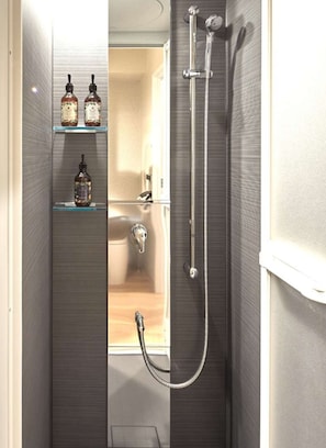Bathroom shower - Stay SAKURA Tokyo Shinjuku Hyaku kura (Tokyo)